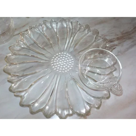 VTG 4 Pc Luncheon Plates & Teacups Clear Glass Scalloped 10" Diameter - Picture 2 of 6